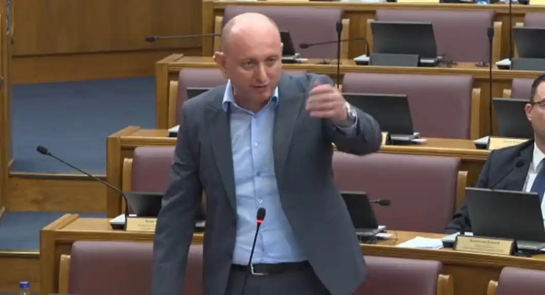 Knežević pozvao Dragovića: Ako je nešto sporno, hajde da izađemo napolje i da to riješimo