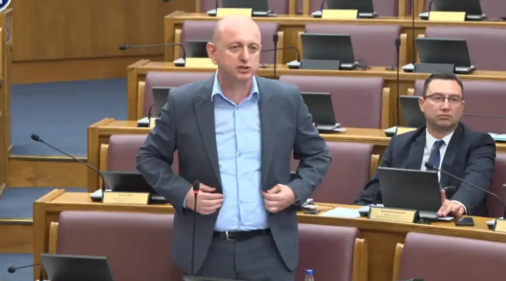 Knežević Spajiću: „Smanjite malo doživljaj kada je riječ o Vučiću, klečali ste i čekali na red“