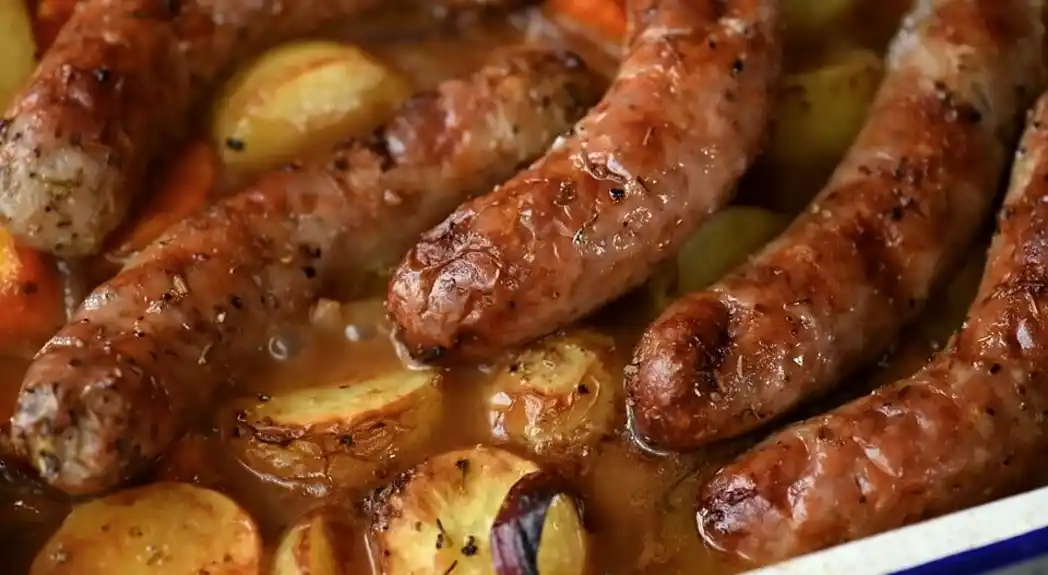 Kobasice s mladim krompirom i povrćem u bogatom sosu
