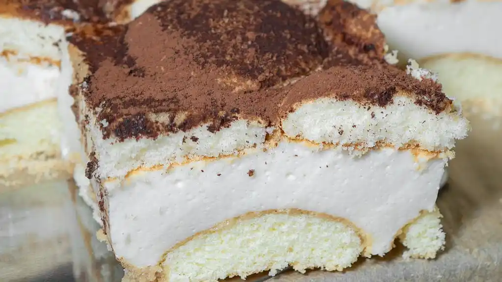 Kremasti kapućino kolač s piškotama – bez pečenja