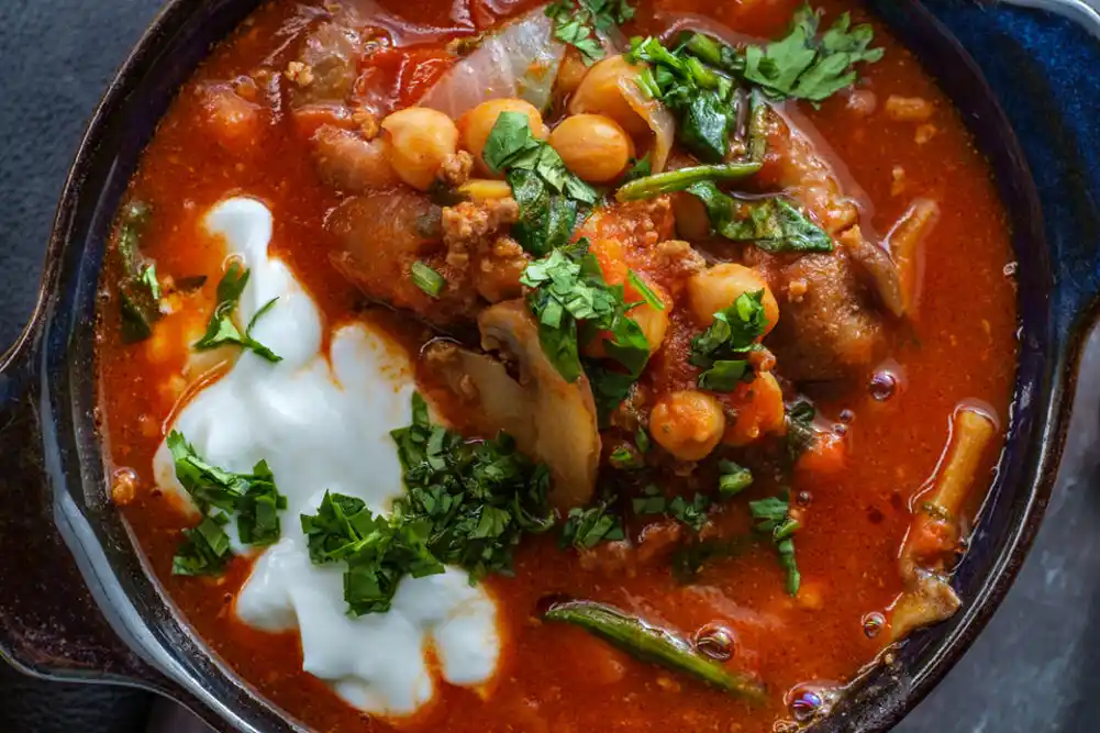 Kremasti kari od leblebija, pečenih paprika i paradajza