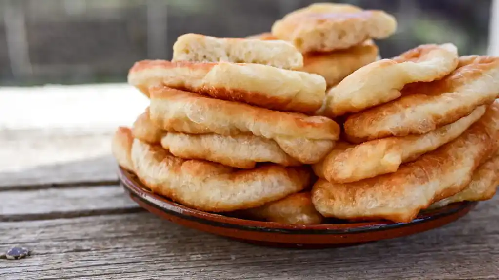 Mekike sa kefirom bez kvasca: Brz recept za mekano i vazdušasto pecivo