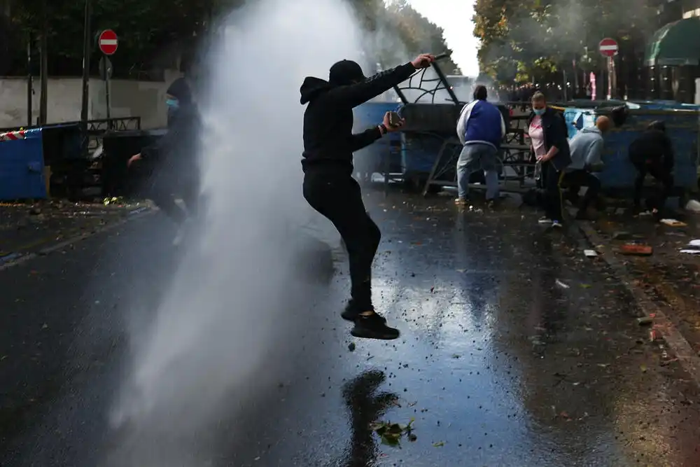 Nasilni protesti u Albaniji: Zapaljena zgrada Ministarstva obrazovanja