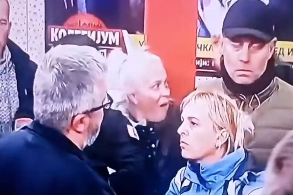 Nekoliko desetina demonstranata ušlo u Informer, Vučićević se raspravljao sa Dijanom Hrkom