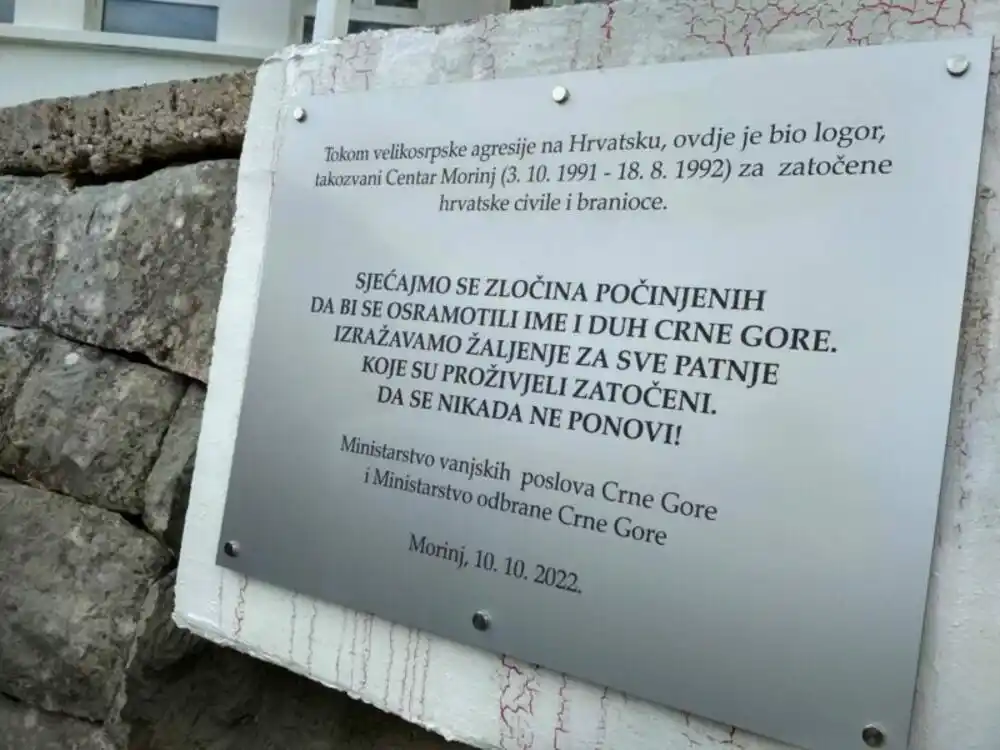 Odluke Vlade: Bazen u Kotoru nosi naziv „Gradski bazen – Petar II Petrović Njegoš“, odobrena spomen-ploča u Morinju