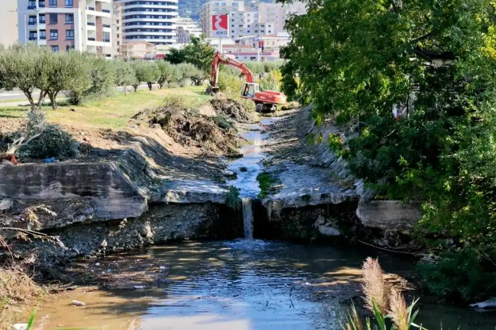 Opština Bar: Čišćenje i sanacija korita Željeznice i Rene u završnoj fazi, posao vrijedan više od 60.000 eura