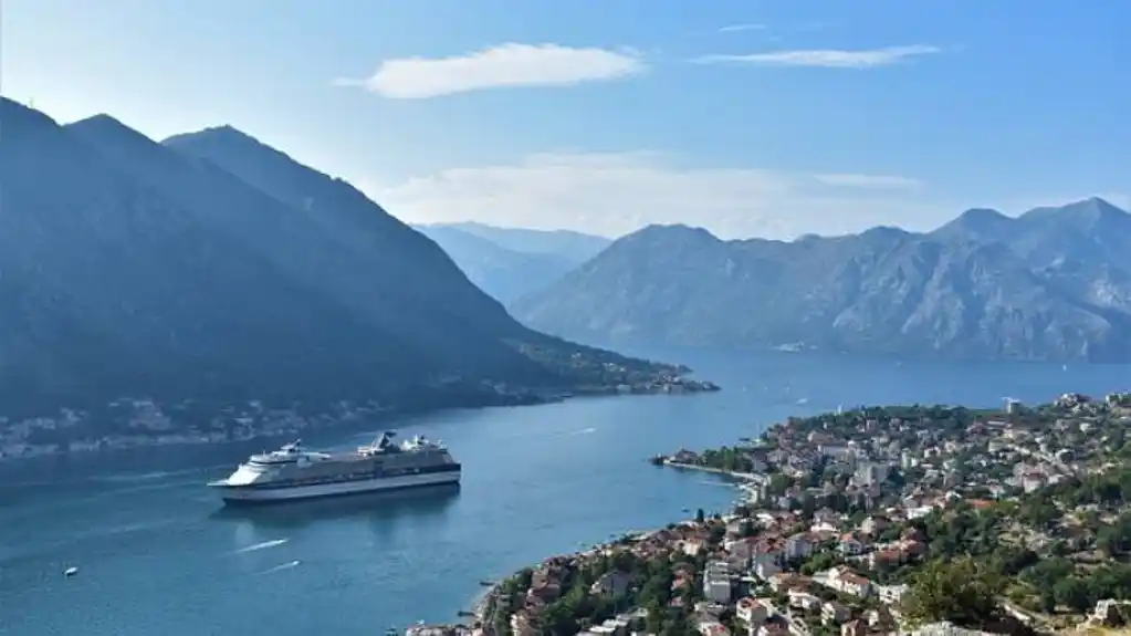 Otkazano uplovljavanje kruzera MSC Lirica u barsku luku, u Bokokotorskom zalivu danas tri putnička broda
