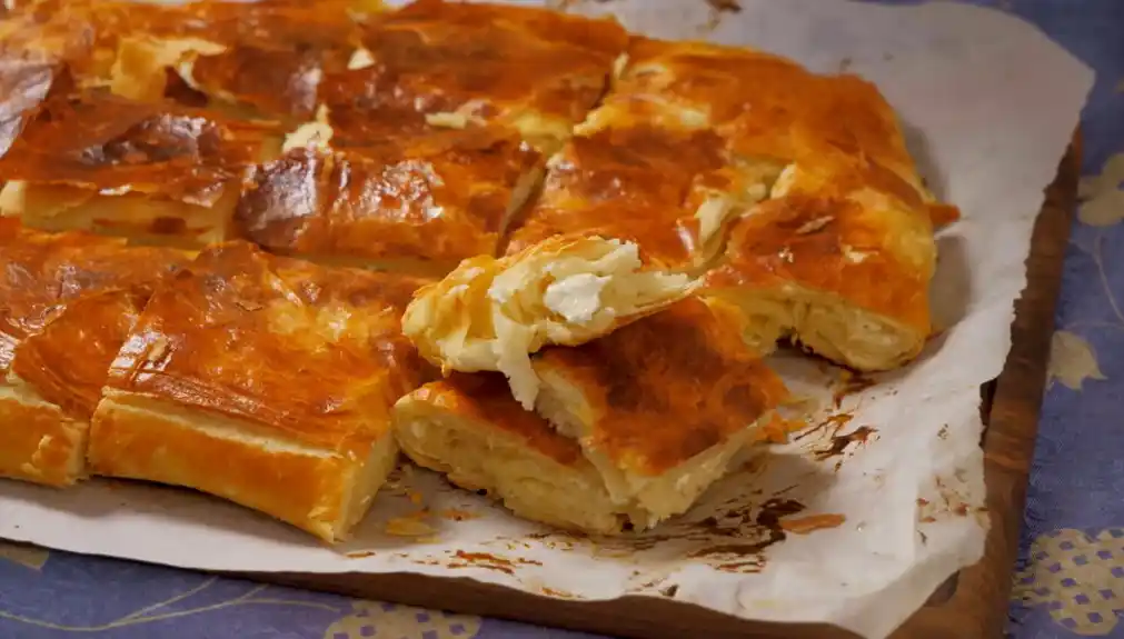 Pita sa sirom koja se lista kao burek – recept za hrskave slojeve