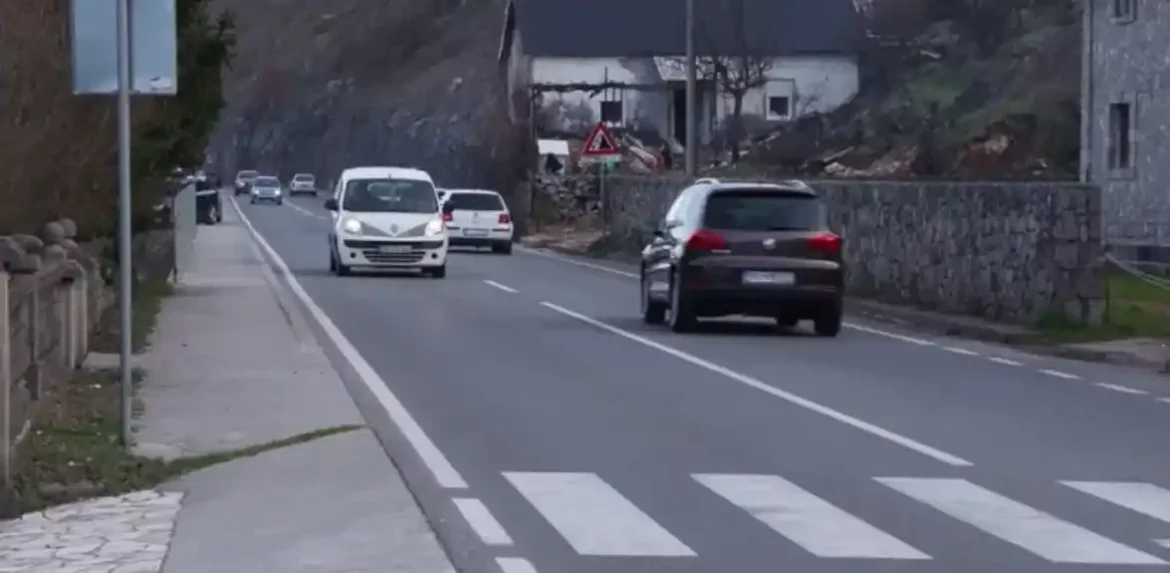 Pješački prelazi u Podgorici nedovoljno vidljivi, Vešović: Saobraćajne znakove lome odmah nakon postavljanja