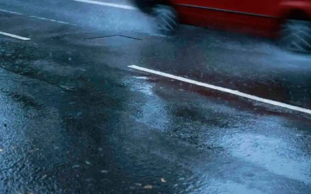 Putevi mokri i klizavi, zastoji na putevima gdje se izvode radovi