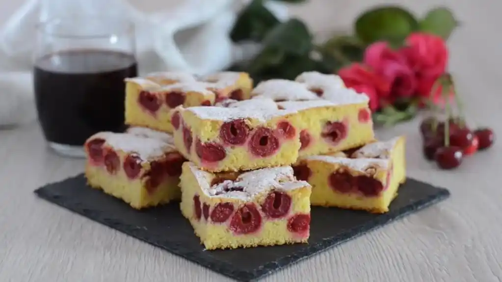 Starinski kolač sa višnjama – sočan i mekan recept