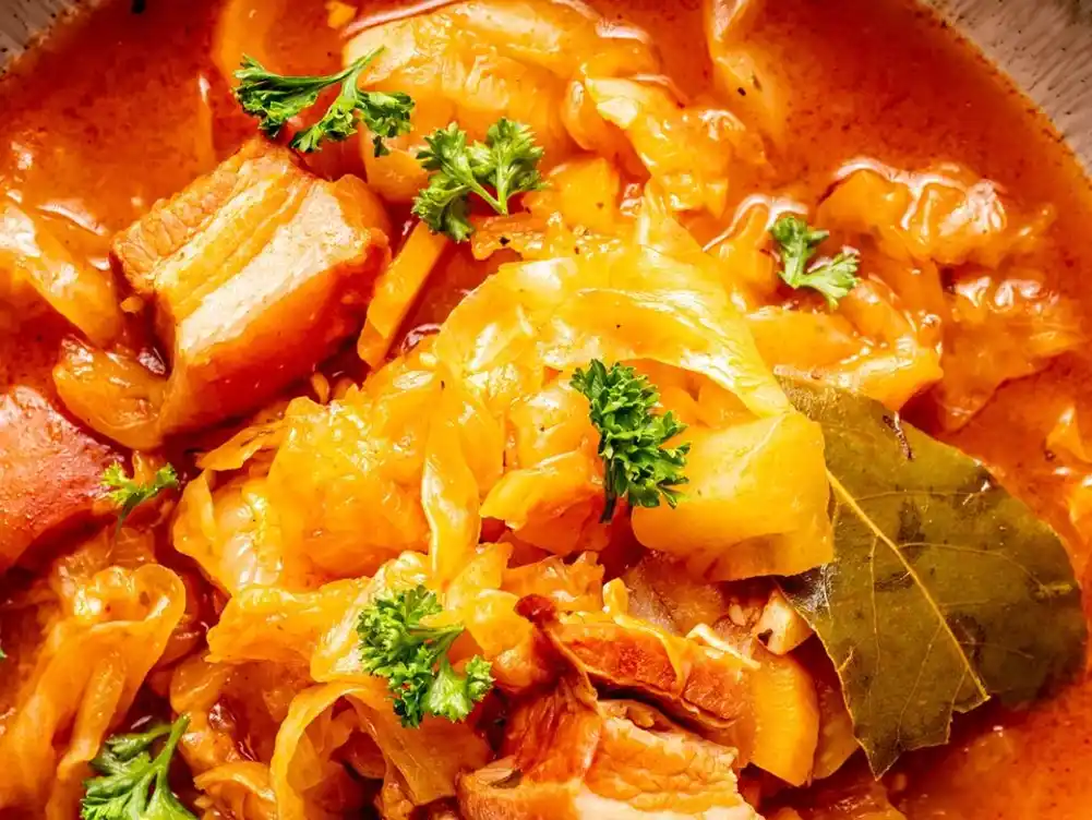 Svadbarski kupus sa dimljenim mesom i domaćom slaninom: Tradicionalni recept za bogat i pun ukus