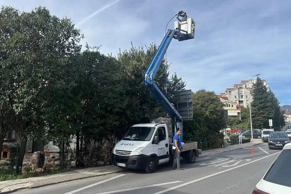 Tivat: Počeli ratovi na zamjeni LED svjetiljki na putu od Gradiošnice do Seljanova