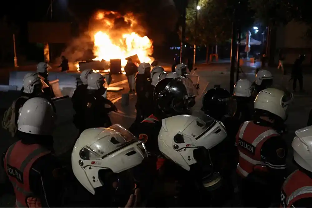 Tokom studentskih demonstracija u Tirani povrijeđeno 156 osoba, Rama tvrdi da iza nasilja stoje strane snage