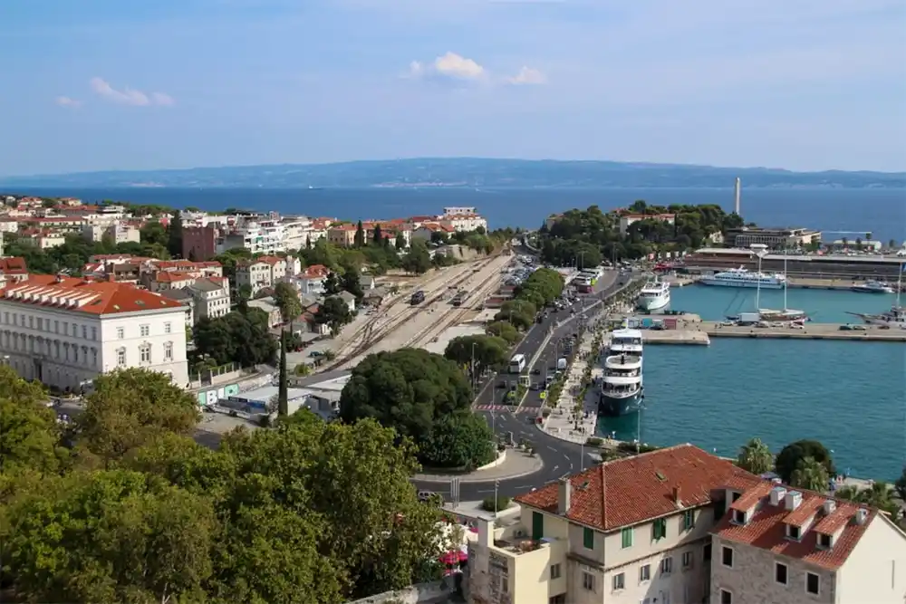 U Splitu potonuo putnički brod