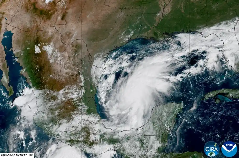 Uragan Isajas prijeti američkoj obali: Vjetar duva 160 km/h, upozorenja na poplave i tornada