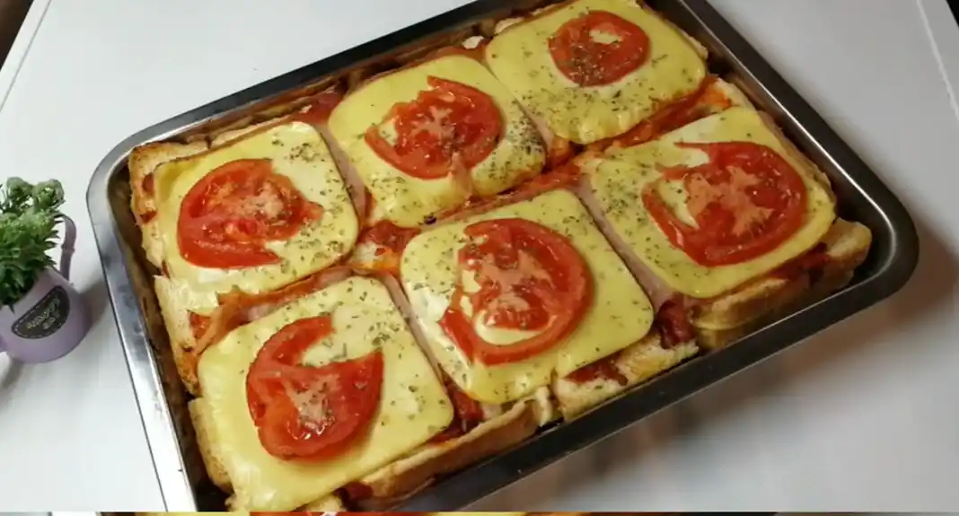 Zapečeni tost sa šunkom, kačkavaljem i ajvarom